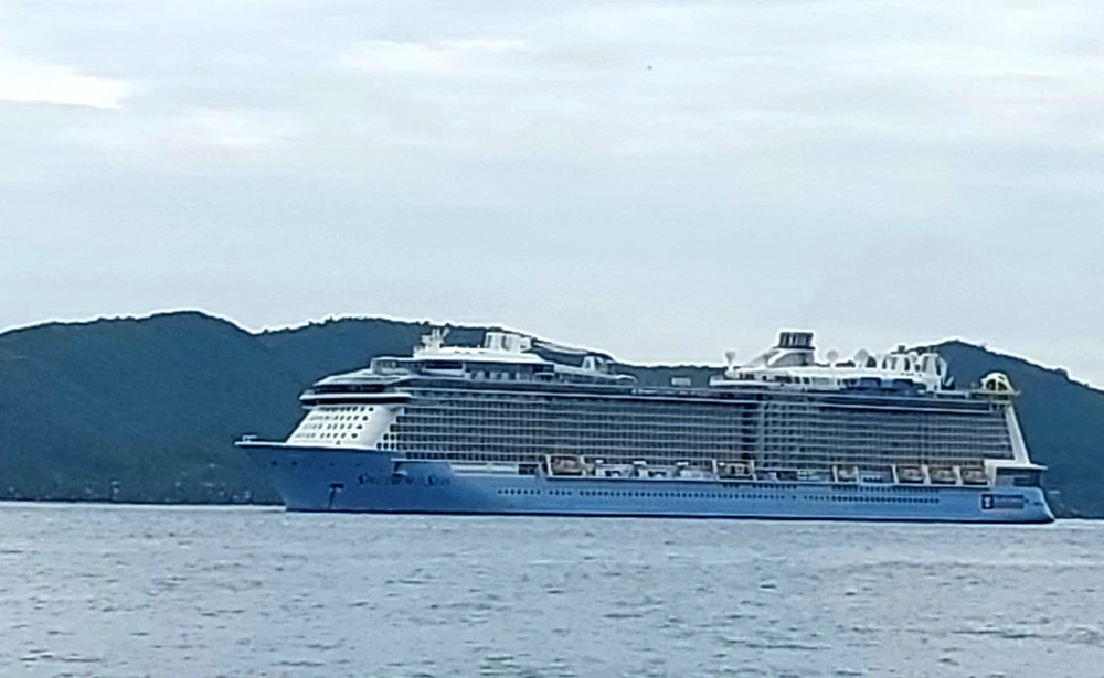 Tàu du lịch cao cấp Spectrum of the Seas trên vịnh Nha Trang. Ảnh: D.L