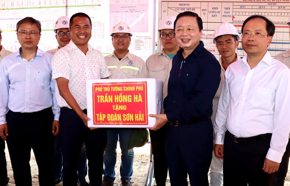 Phó Thủ tướng tặng quà, động viên nhà đầu tư và các kỹ sư, công nhân đơn vị thi công. Ảnh: V.K