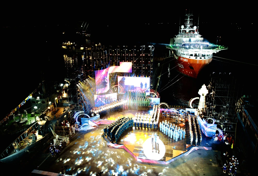 Sân khấu chương trình được dựng trên mặt cầu cảng cũng một số tàu của lực lượng Hải quân, Cảnh sát biển, Biên phòng, ngư dân. Sân khấu được dàn dựng ấn tượng, hùng tráng với nhiều chiều không gian sinh động, ấn tượng.
