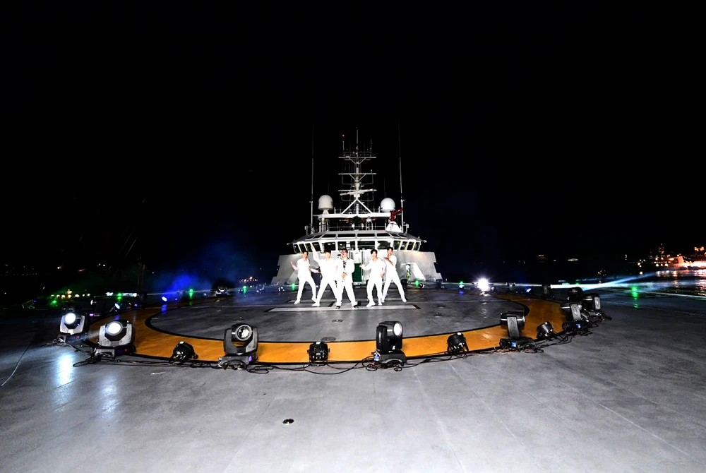 Chương trình chính luận nghệ thuật "Mạnh giàu từ biển quê hương" được tổ chức để nhìn lại kết quả thực hiện Nghị quyết Đại hội XIII của Đảng trên các vùng biển, đảo từ đầu nhiệm kỳ đến nay. Bên cạnh đó, đánh giá 5 năm thực hiện Nghị quyết 36 của Ban Chấp hành Trung ương khóa XII về chiến lược phát triển bền vững kinh tế biển Việt Nam đến năm 2030, tầm nhìn đến năm 2045.