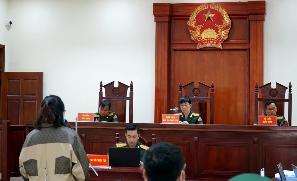 HĐXX xét hỏi bị cáo Hằng. Ảnh: TT