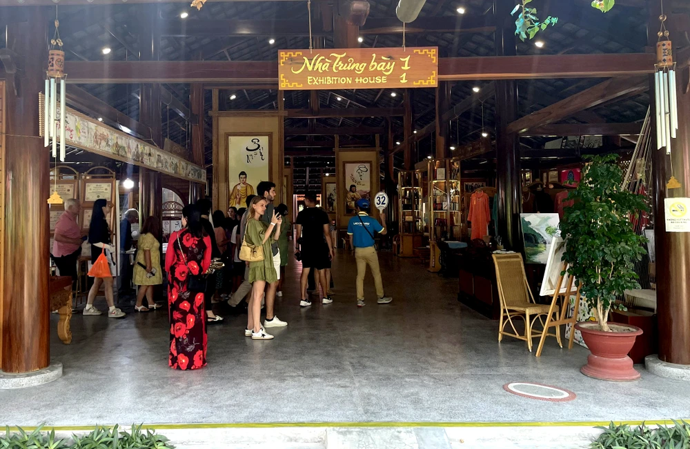 Đoàn du khách quốc tế tham quan ở TP Nha Trang. Ảnh: B.T