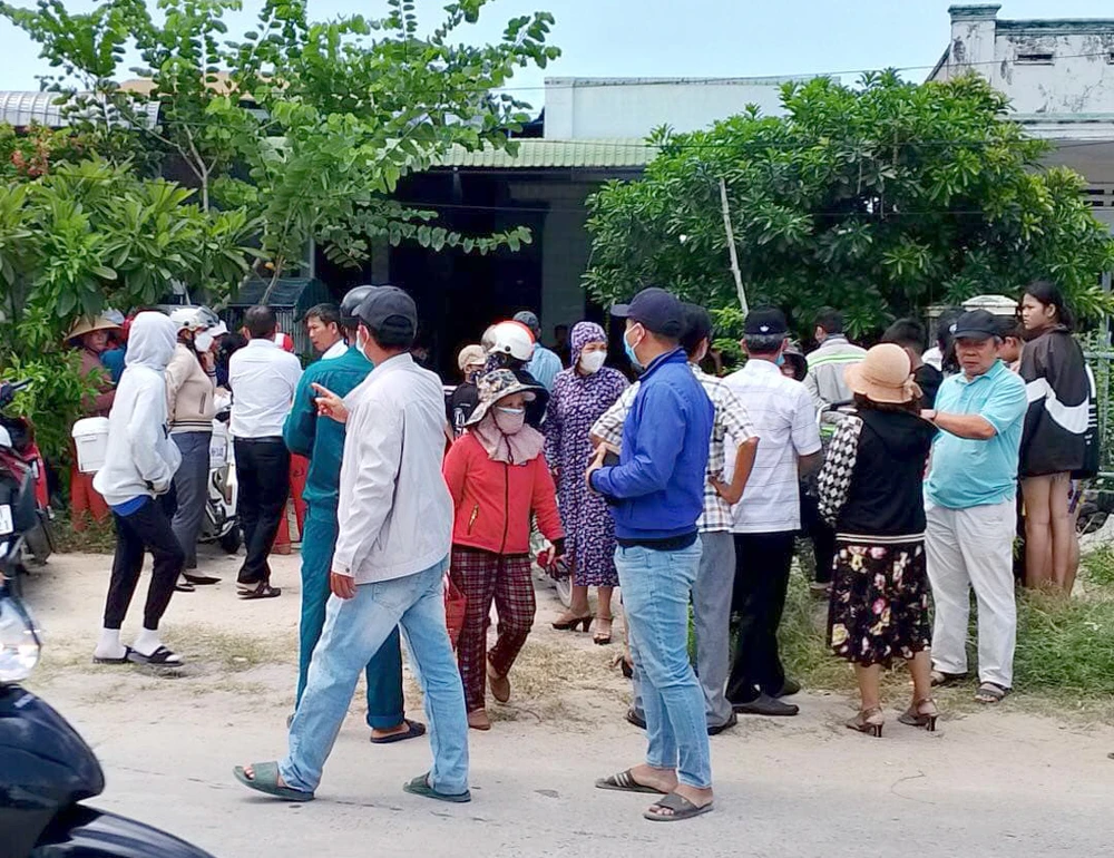 Người dân phát hiện bốn người trong gia đình chủ trại heo tử vong. Ảnh: CAM LÂM