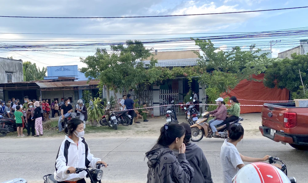 Hàng xóm cho biết gia đình ông H rất hiền từ, vui vẻ với mọi người. Ảnh: Đ.B