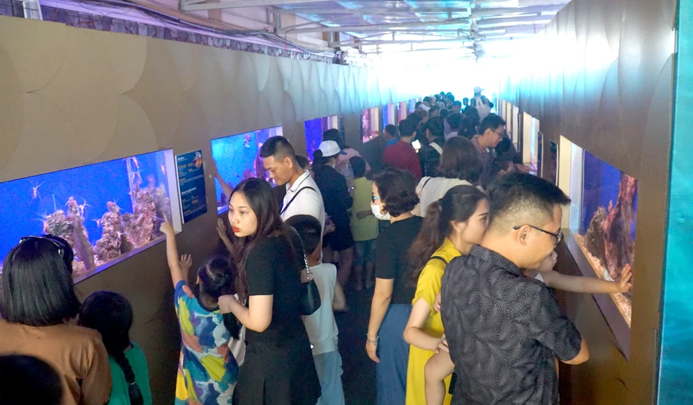 Du khách đến Nha Trang trong ngày đầu kỳ nghỉ không đông như kỳ vọng. Ảnh: Đ.B