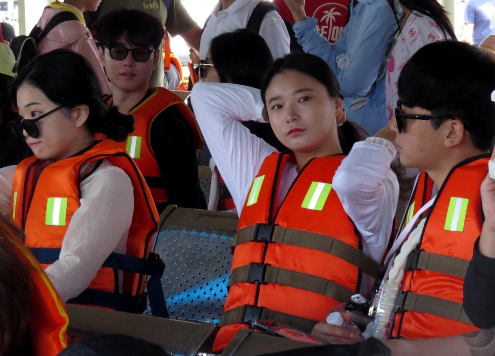 Du khách đến tham quan, nghỉ dưỡng ở Khánh Hòa. Ảnh: C.T