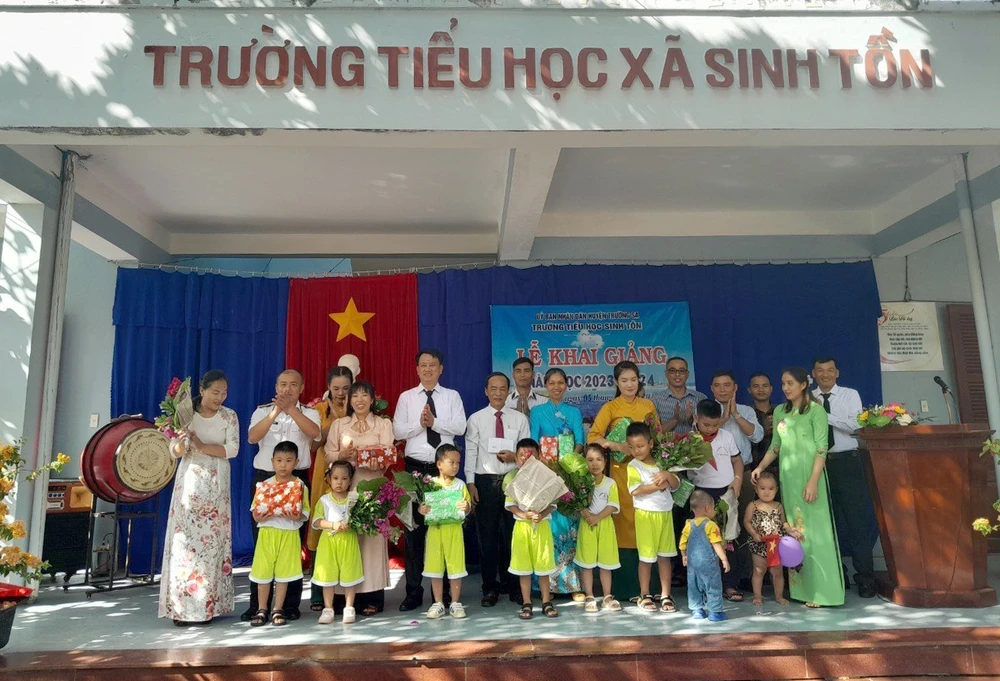 Đại diện chính quyền và các lực lượng trên đảo Sinh Tồn tặng quà cho thầy và trò của nhà trường. Ảnh: TIẾN ĐIỆP