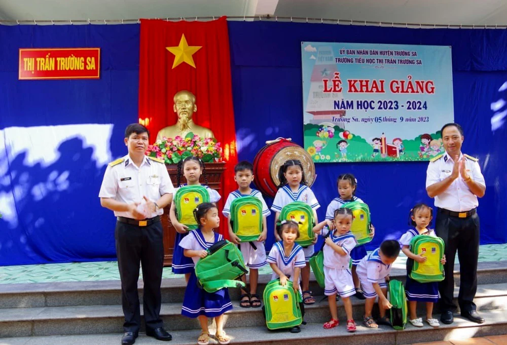 Đại diện Ban chỉ huy đảo Trường Sa tặng quà cho các cháu học sinh trong lễ khai giảng. Ảnh: TIẾN ĐIỆP