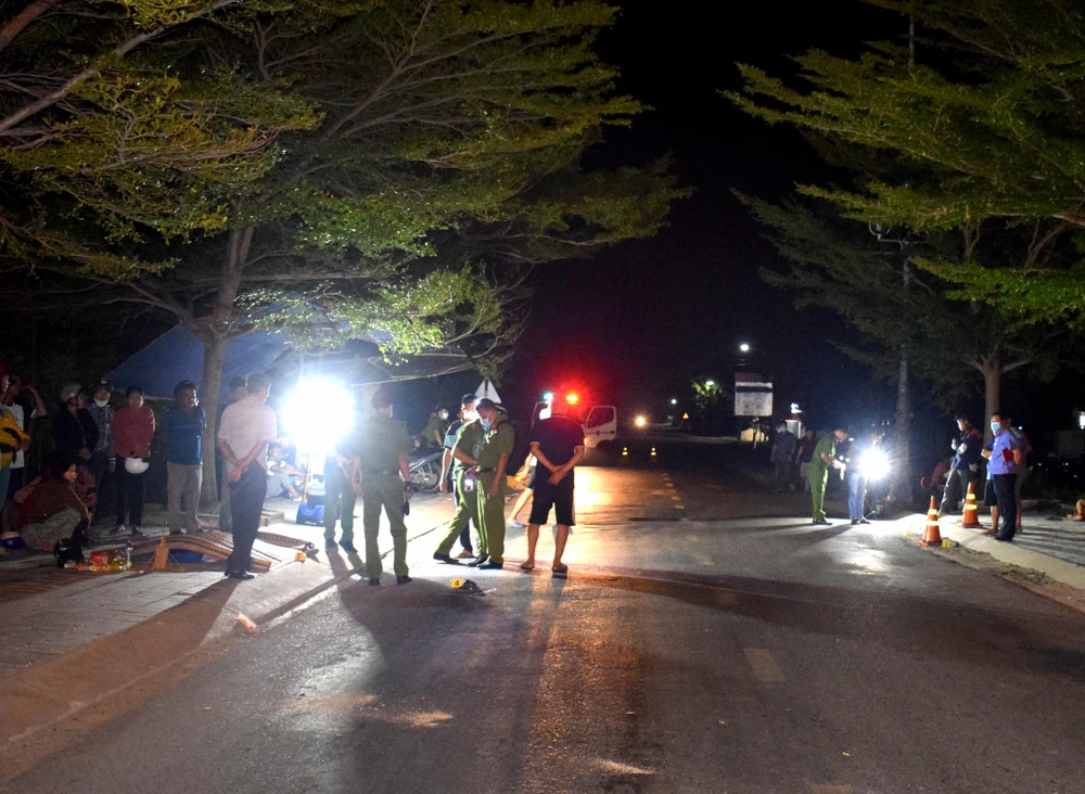 Công an khám nghiệm hiện trường vụ việc. Ảnh: CA Công an khám nghiệm hiện trường vụ việc. Ảnh: CA