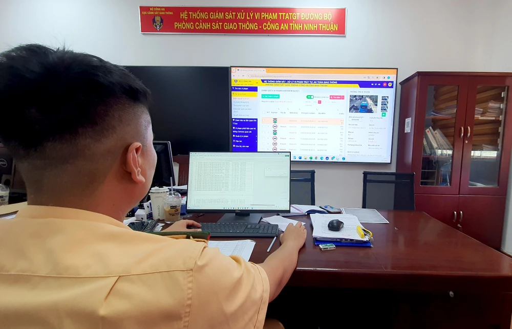 thiết bị giám sát hành trình.jpg