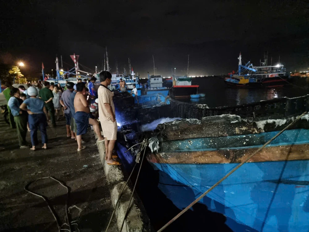 tàu cá cháy hai lần.jpg