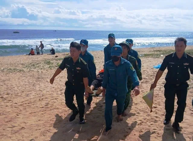 sóng lớn cuốn.jpg