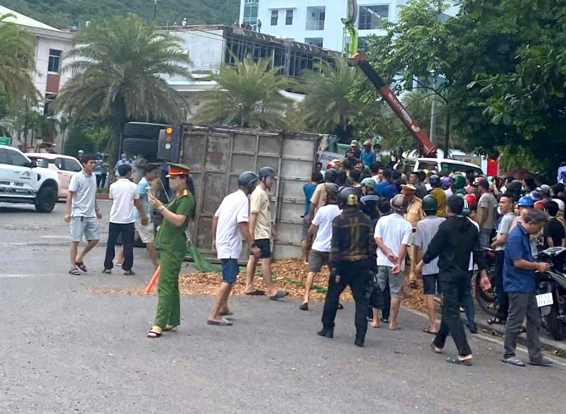 xe chở dăm gỗ lật 1.jpg