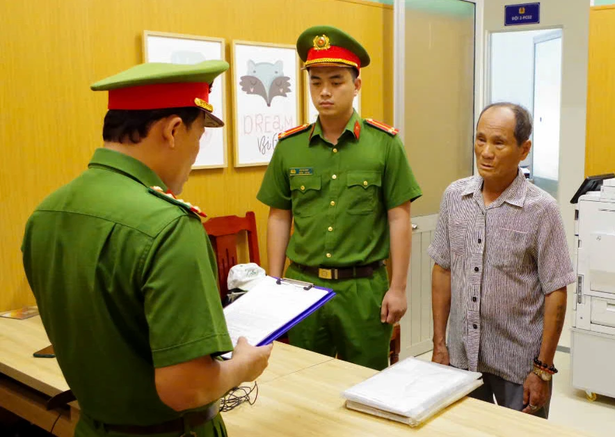 vu khống cán bộ