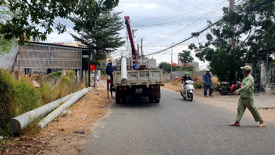 trụ điện đè gãy chân.jpg