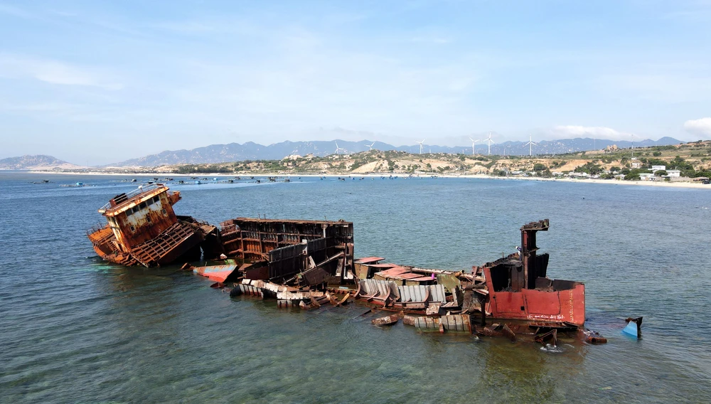 con tàu mắc cạn.jpg