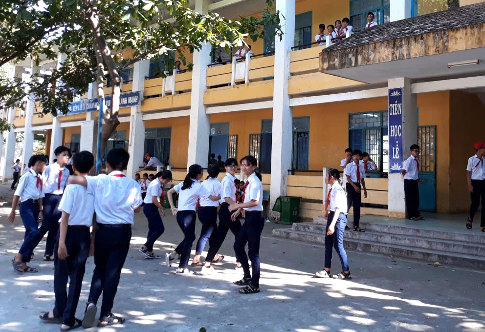 Học sinh trên toàn tỉnh Khánh Hòa mặc đồng phục giống nhau: Áo trắng quần xanh tại một trường trên địa bàn tỉnh Ninh Thuận (cũ). Ảnh: H.H