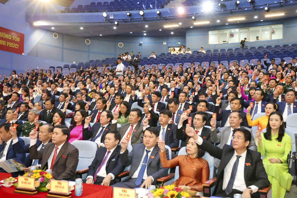 Các đại biểu biểu quyết bầu Đoàn Chủ tịch. Ảnh: K.H