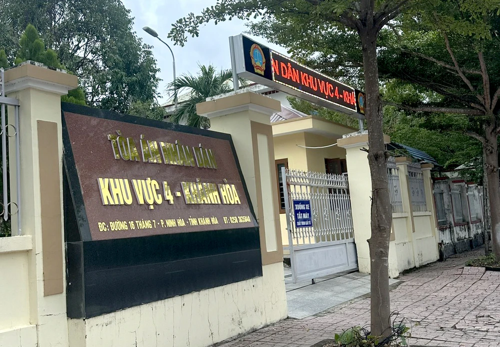 6 cựu cán bộ xã