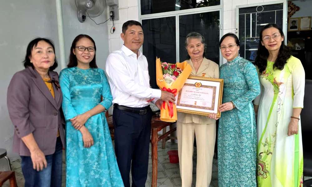 60 năm tuổi đảng 2.jpg