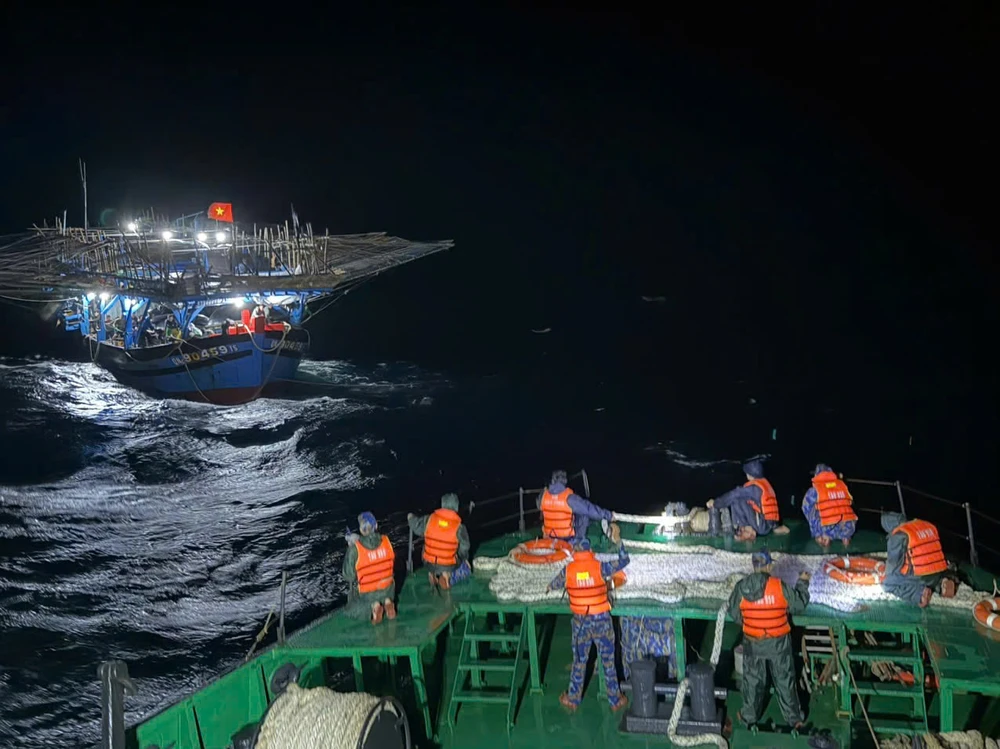 Cán bộ chiến sĩ Tàu 950 nỗ lực lai kéo tàu bị nạn về đất liền.jpg