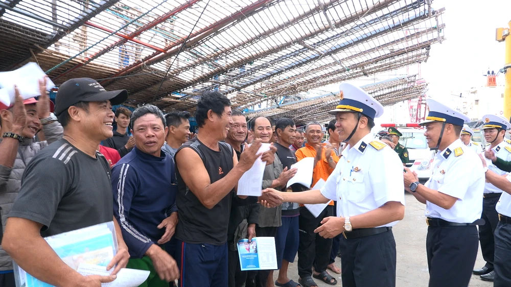 Ngư dân tàu cá QNg 90459 bày tỏ sự xúc động khi được cán bộ, chiến sĩ Vùng 4 Hải quân giúp đỡ (2).jpg