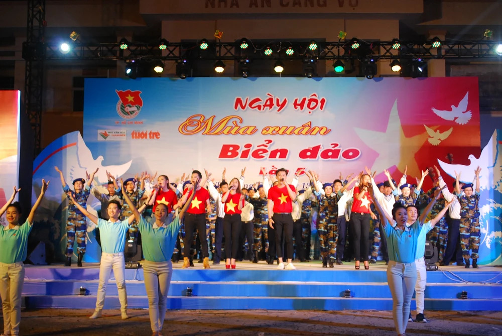 Hơn 70 văn nghệ sĩ mang mùa xuân ra với biển đảo ảnh 7