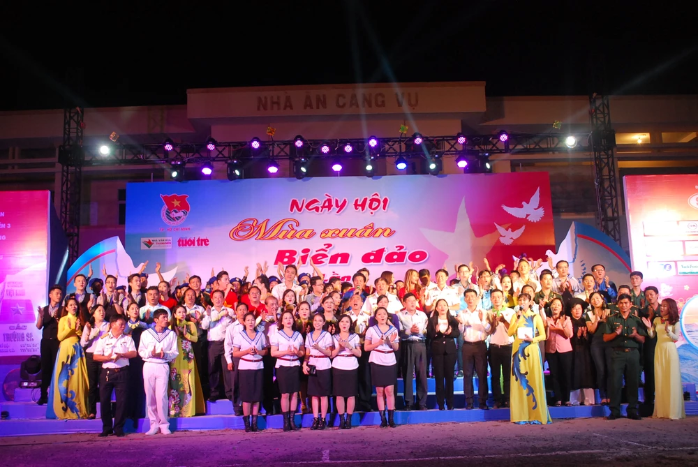 Hơn 70 văn nghệ sĩ mang mùa xuân ra với biển đảo ảnh 10