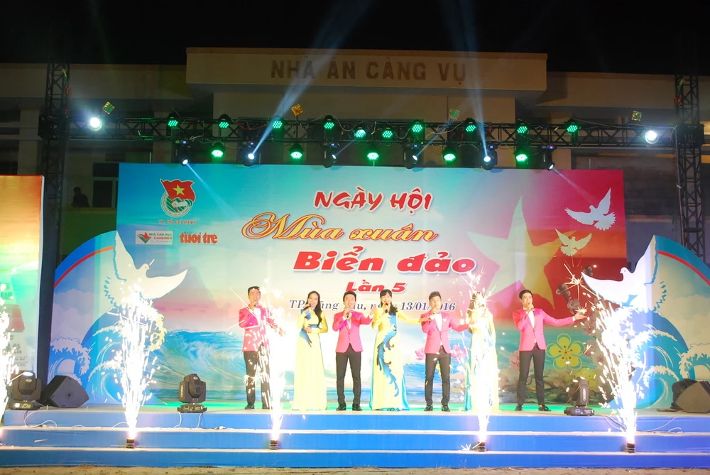 Hơn 70 văn nghệ sĩ mang mùa xuân ra với biển đảo ảnh 8