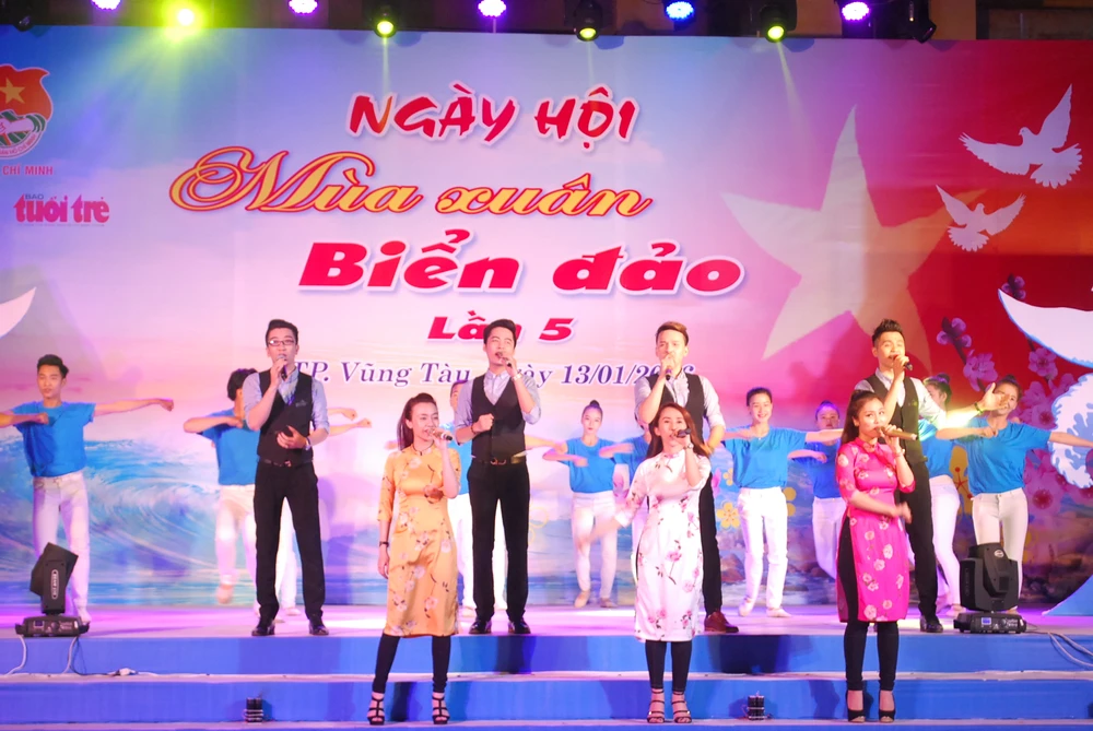 Hơn 70 văn nghệ sĩ mang mùa xuân ra với biển đảo ảnh 9