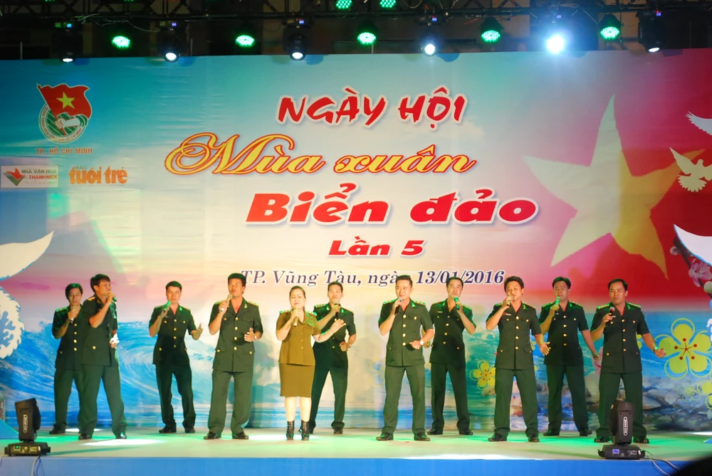 Hơn 70 văn nghệ sĩ mang mùa xuân ra với biển đảo ảnh 5