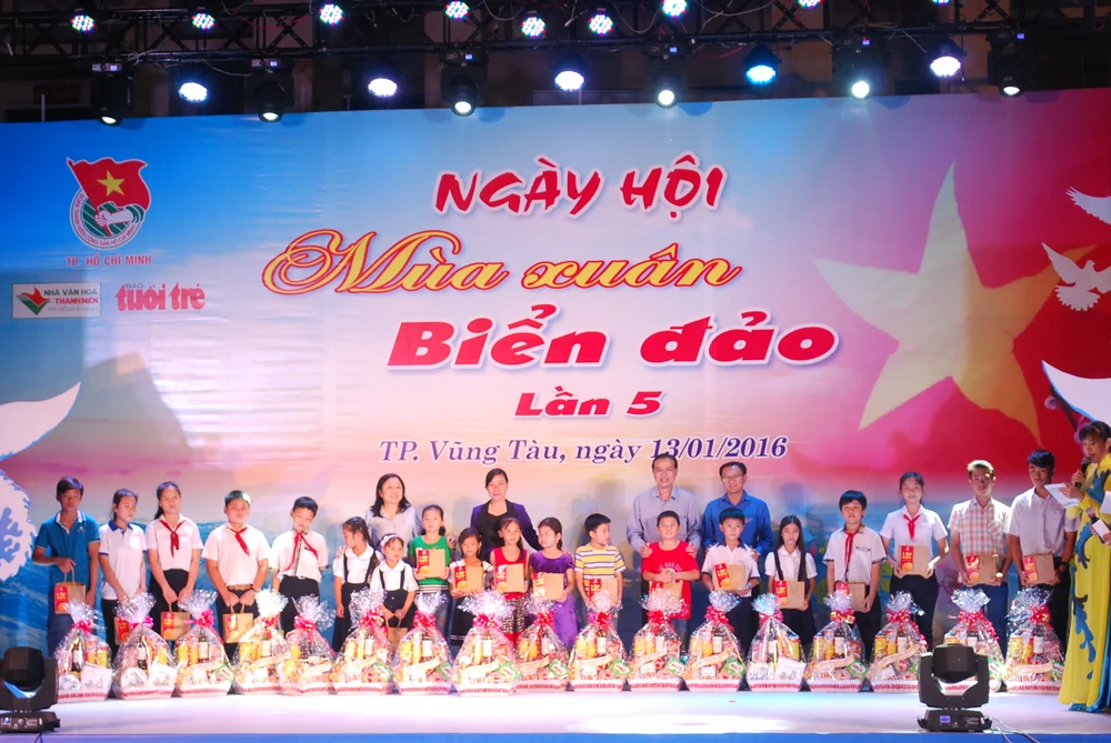 Hơn 70 văn nghệ sĩ mang mùa xuân ra với biển đảo ảnh 6