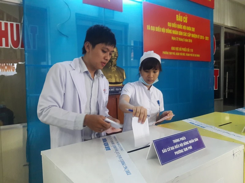 Bác sĩ, điều dưỡng tranh thủ giao ca đi bầu cử ảnh 5