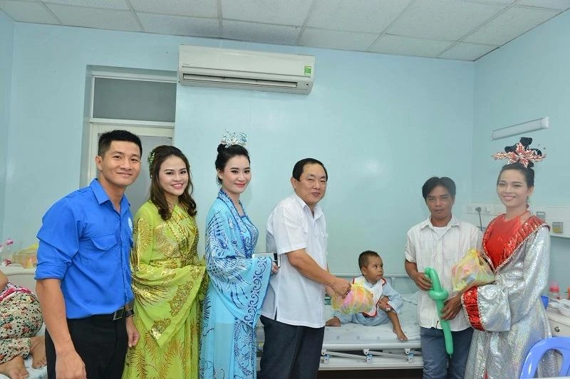 mang trung thu tới cho bệnh nhi