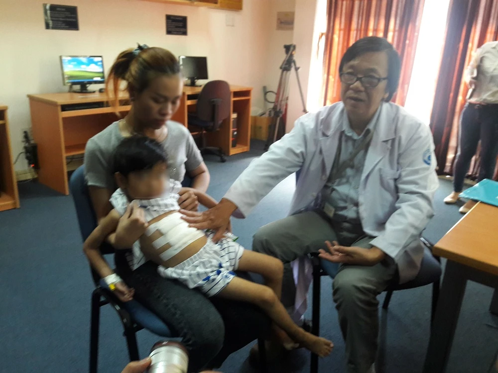 Kỳ lạ: Bé gái suýt chết vì mắc hội chứng thích ăn tóc ảnh 1