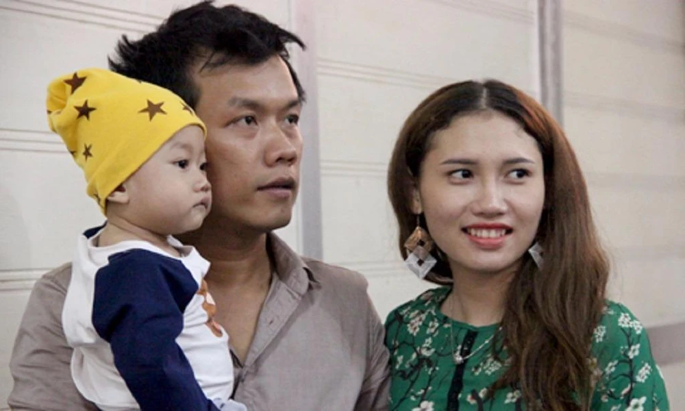 Bệnh nhân Nguyễn Cẩm Nhường cùng vợ và cậu con trai kháu khỉnh