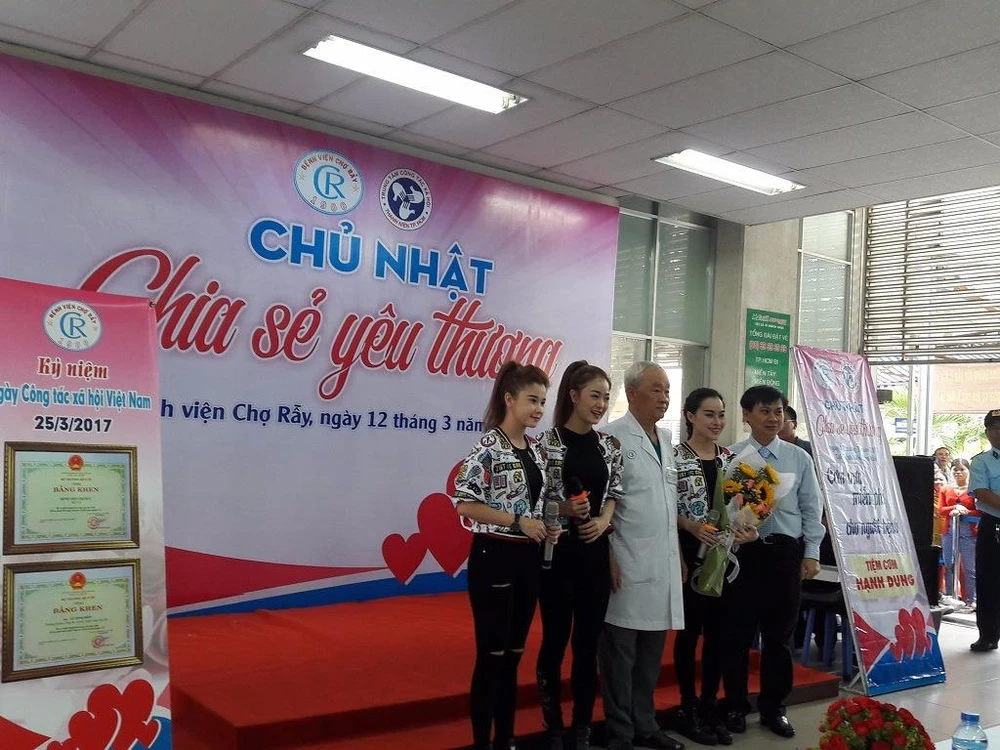 PGS.BS Nguyễn Văn Khôi tặng hoa cho nhóm nhạc Mắt Ngọc