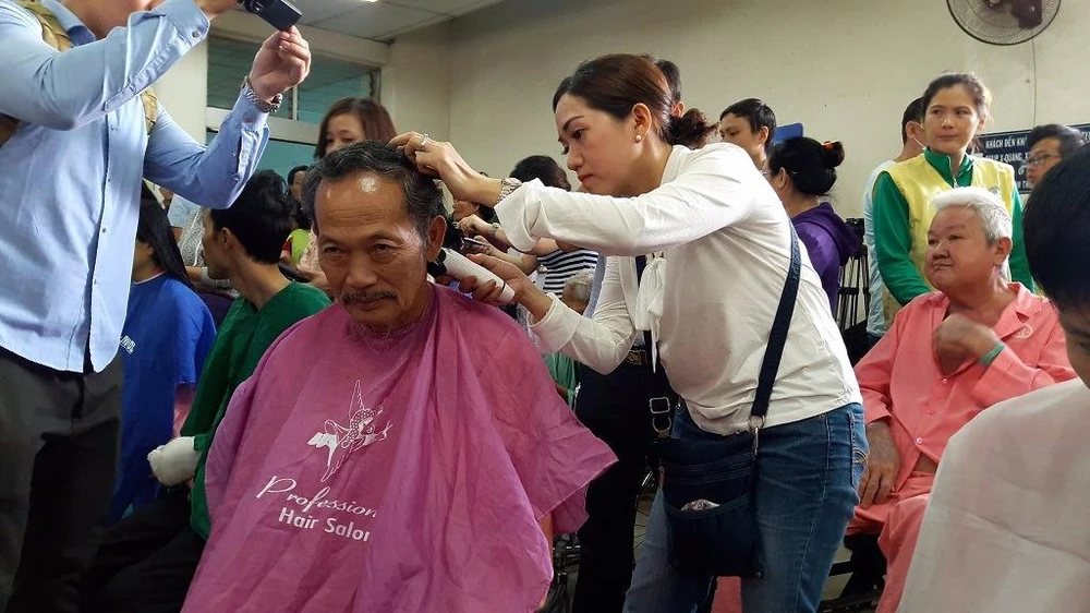 Nhóm cắt tóc đến từ nhà văn hóa phụ nữ TP.HCM 