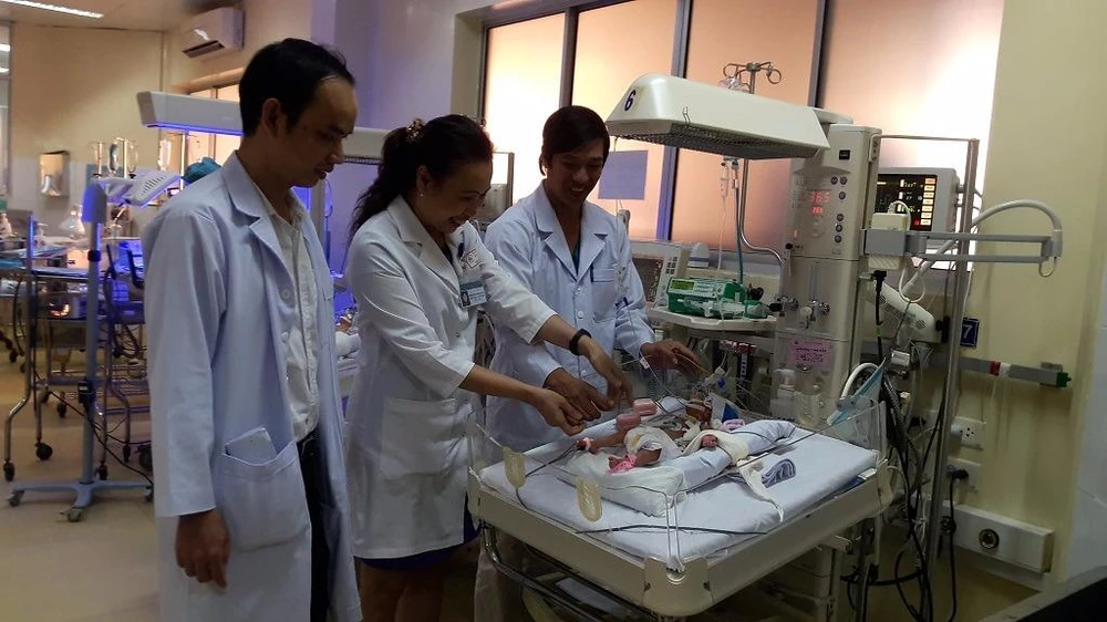 Ca mổ tim kỳ diệu cho em bé chỉ nặng 900 g ảnh 1 Niềm vui của ekip phẫu thuật BV Nhi Đồng 1
