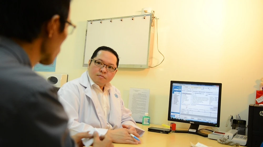 Bị ung thư do tinh hoàn 'đi lạc' trong ổ bụng 20 năm ảnh 1