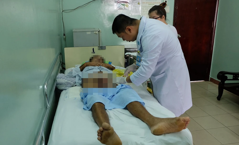 Mắc bệnh hiếm, người đàn ông bị hoại tử dương vật ảnh 1