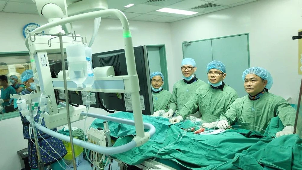 Nhờ có sự giúp đỡ từ các bác sĩ mà ông L. đã được cứu sống.