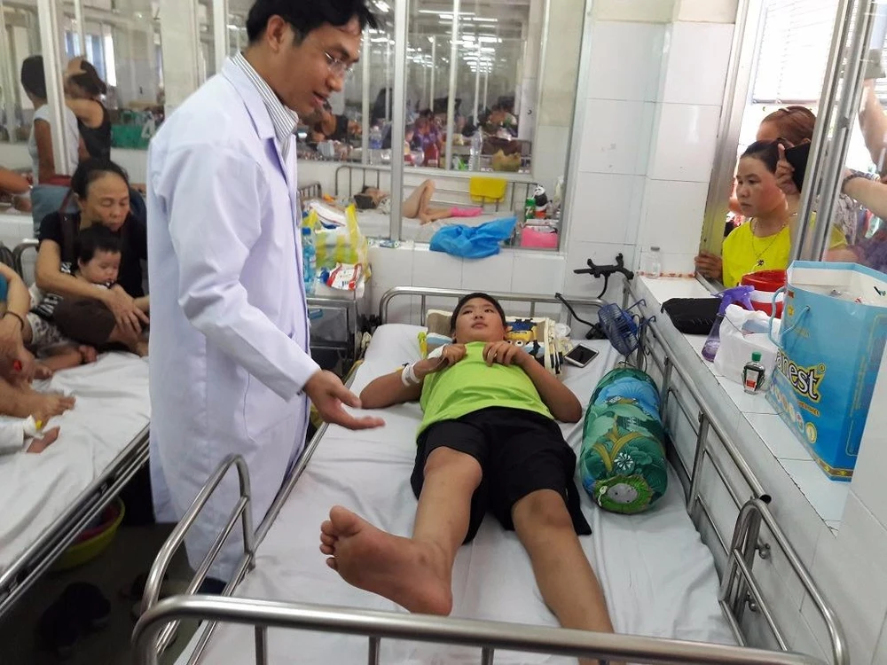 Hiện hai chân của bệnh nhi đã có thể cử động trở lại.