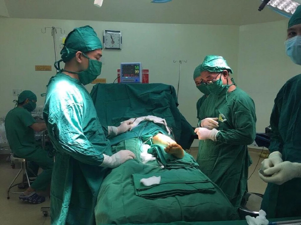 Ca phẫu thuật xoay chân cho bệnh nhi.