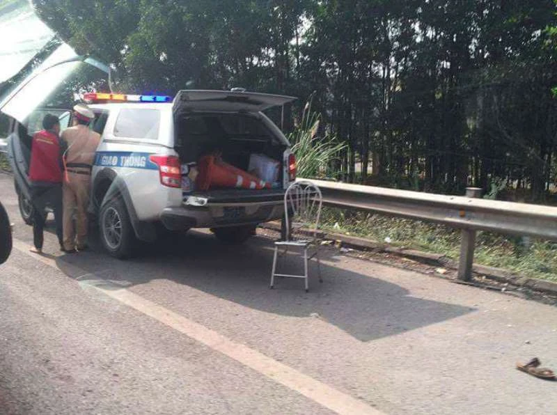 Xe máy chạy vào cao tốc, tông 2 CSGT nhập viện ảnh 1 Xe máy chạy vào cao tốc, tông 2 CSGT nhập viện ảnh 1