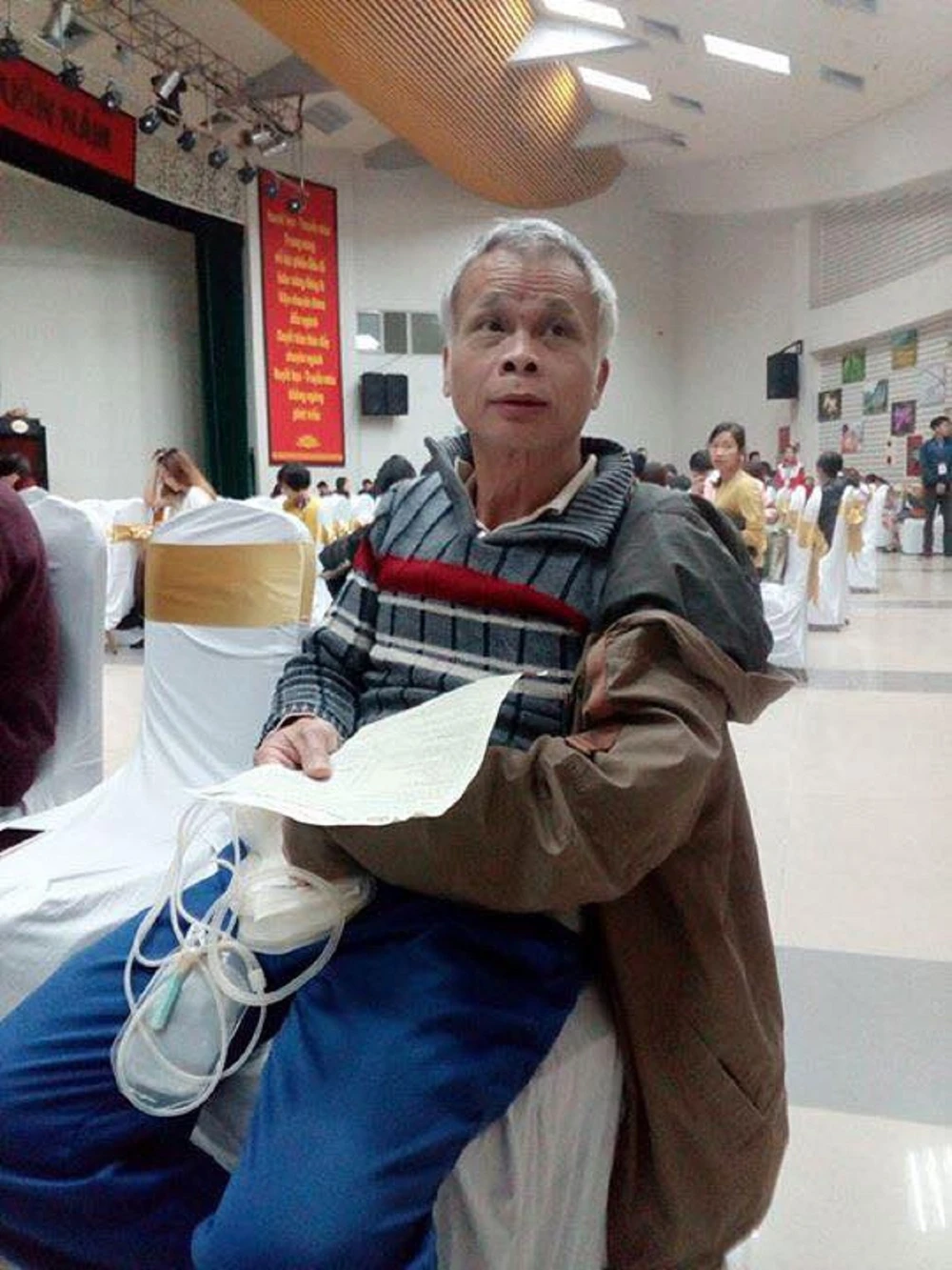 Cụ ông 60 tuổi hiến máu tại Viện Huyết học - truyền máu trung ương