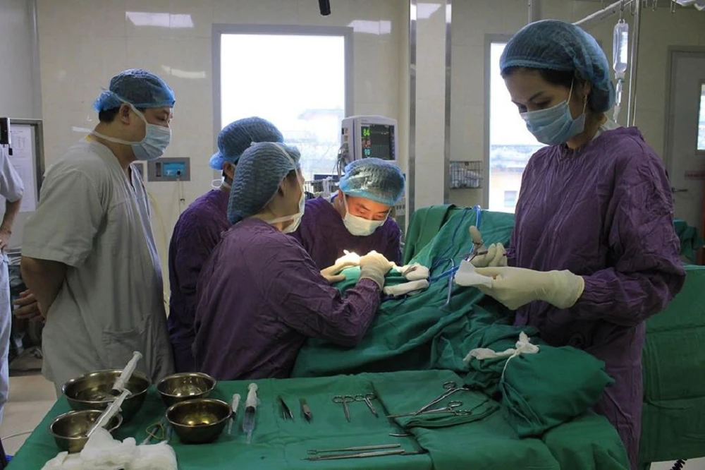 Bị cắn đứt tai khi đang nhậu với bạn ảnh 2