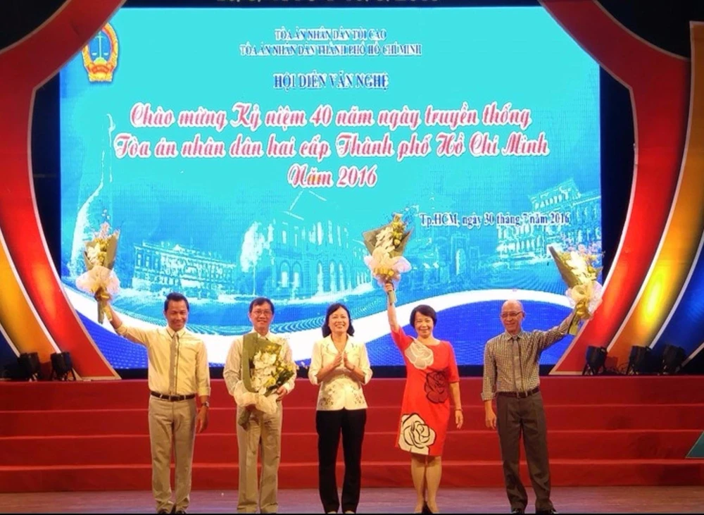 Chánh án TAND TP.HCM Ung Thị Xuân Hương tặng hoa các ban giám khảo