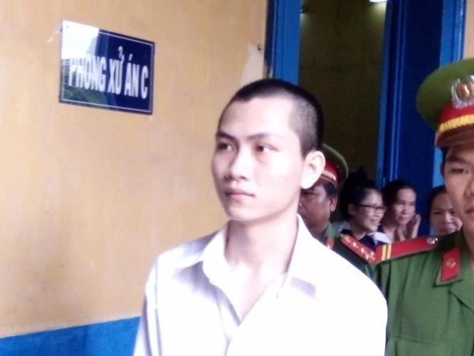 Bị cáo Khánh được dẫn giải về sau phiên toà