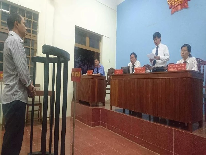 Tạ Linh Sơn tại phiên tòa.